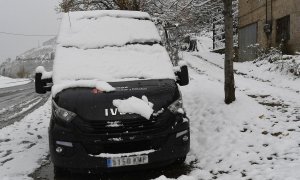 09/12/21. La nieve cubre una furgoneta estacionada en Barrios de Luna (León).