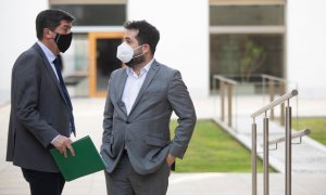 El vicepresidente de la Junta de Andalucía, Juan Marín (i) conversa con el diputado parlamentario de Ciudadanos, Fran Carrillo (d), a su llegada a la sesión de control al gobierno con preguntas al presidente de la Junta en el pleno del Parlamento andaluz.