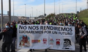 Capçalera de la darrera manifestació dels treballadors de Nissan al voltant de la fàbrica.