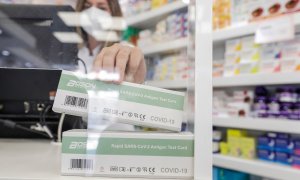 Una caja con test de antígenos contra la covid-19 en una farmacia.