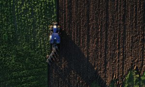 Un agricultor ara su campo durante la puesta de sol en Hermies, Francia.