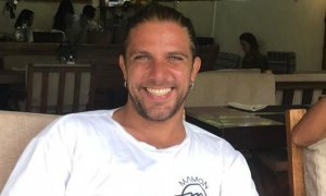 El surfista coruñés Diego Bello, asesinado por la policía de General León, en la isla filipina de Siargao.