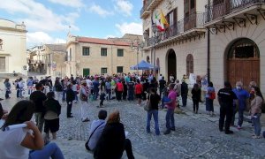 13/12/2021 Los vecinos del pueblo siciliano Palazzo Adriano hacen cola para vacunarse en la plaza central.