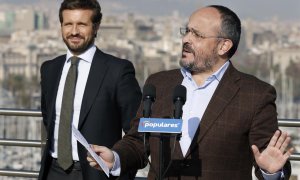 El líder del PP, Pablo Casado (c) se ha reunido en Barcelona con asociaciones que defienden el bilinguismo, en un acto acompañado por el presidente del PP de Cataluña, Alejandro Fernández (d).