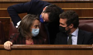 El presidente del Partido Popular Pablo Casado (d), la portavoz del PP en la Cámara Baja Cuca Gamarra y el secretario general de los "populares" Teodoro García, durante el pleno del Congreso que se celebra este martes.