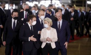 El presidente francés Emmanuel Macron y la presidenta de la Comisión Europea Ursula von der Leyen durante una foto de familia en la cumbre, el miércoles 15 de diciembre, en Bruselas, Bélgica.