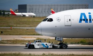 Un avión de Air Europa remolcado por la pista en la terminal 4 del Aeropuerto de Madrid-Barajas Adolfo Suárez, con un aparato de Iberia al fondo. E.P./Oscar J. Barroso