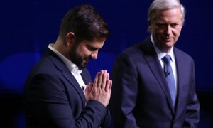 El candidato por el Partido Republicano, José Antonio Kast (d), y el candidato por el Frente Amplio, Gabriel Boric (i), participan del debate presidencial organizado por la Asociación Nacional de Televisión de Chile