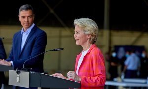 El presidente del Gobierno, Pedro Sánchez (i) y la presidenta de la Comisión Europea, Ursula von der Leyen (d), durante una rueda de prensa a 21 de agosto de 2021.