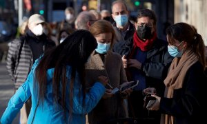 Varias personas hacen cola para vacunarse ante la sede de Casa Seat en Barcelona, uno de los puntos de vacunación fijos donde el Departamento de Salud ha retomado este lunes la estrategia de vacunación con dos vehículos adaptados para uso sanitario esta c