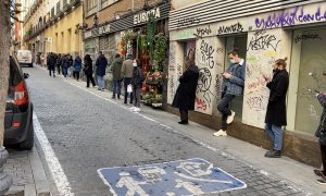 Ciudadanos esperan su turno a las puertas del centro de salud Palma Norte.