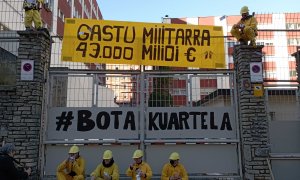 Antimilitaristas pican los muros del Gobierno Militar de Bilbao