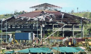 Una foto del folleto facilitada por la Guardia Costera de Filipinas (PCG) muestra una estructura dañada en el aeropuerto de la isla de Siargao, en el sur de Filipinas, azotada por el tifón, el 17 de diciembre de 2021