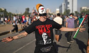 Un manifestante celebra en Santiago de Chile la muerte de Lucía Hiriart, viuda de Pinochet.