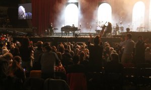 El públic del palau Sant Jordi amb Lluís Llach interpretant la primera cançó del concert.