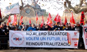 Una protesta dels treballadors de Mahle a les portes del Parlament.