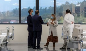 Feijóo (izquierda) y Eloína Núñez (centro), durante una visita del primero al Hospital Clínico de Santiago en octubre del año pasado.