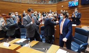 El presidente de la Junta de Castilla y León, Alfonso Fernández Mañueco (d), y el vicepresidente y portavoz, Francisco Igea (2d), tras la sesión plenaria en las Cortes de Castilla y León, en Valladolid, Castilla y León, (España), a 22 de marzo de 2021.