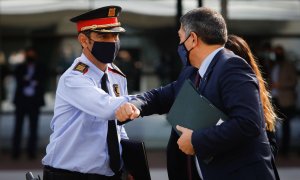 El mayor de los Mossos d'Esquadra Josep Lluís Trapero se despide del conseller de Interior de la Generalitat, Miquel Sàmper, tras asistir al primer acto tras ser restituido en su puesto, en Barcelona, Catalunya (España), a 13 de noviembre.