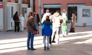 Varias personas hacen cola para realizarse una PCR en el Cap Villa Olímpica de Barcelona este lunes.