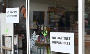 Detalle de un cartel informativo sobre la no disponibilidad de test de antígenos a la venta en una farmacia de Madrid.