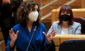 21/12/2021.- La ministra de Hacienda, María Jesús Montero, interviene durante la sesión de control al Gobierno celebrada este martes en el Senado. EFE/ Fernando Alvarado