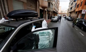 Un equipo de la Científica de la Guardia Civil procede a registrar una vivienda de Torrevieja donde en la madrugada del 18 de diciembre de 2021 una mujer era asesinada por su pareja.