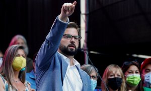 El candidato presidencial chileno Gabriel Boric habla durante el mitin de clausura de su campaña en Santiago, Chile, el 16 de diciembre de 2021.