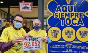 Los loteros de la administración de Porriño posan con el cartel del quinto premio extraído en la Lotería de Navidad este miércoles.