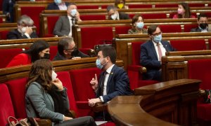 La consellera de Presidencia de Cataluña, Laura Vilagrá y el president de la Generalitat, Pere Aragonès, en un pleno del Parlament de Cataluña, a 23 de diciembre de 2021, en Barcelona, Catalunya, (España).