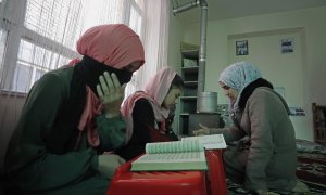 Niñas afganas toman clases en los hogares debido al cierre de la escuela secundaria para niñas por parte del gobierno talibán