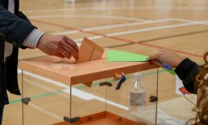 Foto de archivo. Un ciudadano vota en el colegio electoral.