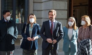 Pablo Casado, presidente nacional del PP, junto a otros principales dirigentes del partido como Guillermo Mariscal, Elvira Rodríguez, Ana Pastor y Cuca Gamarra, en el patio del Congreso de los Diputados.