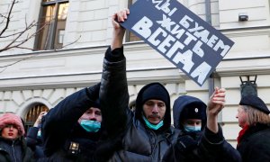 Manifestantes ante el tribunal donde se ha tomado la decisión de ordenar el cierre de Memorial a 28 de diciembre de 2021.