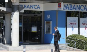 Un hombre pasa al lado de una sucursal de Abanca, en Madrid, (España), a 10 de septiembre de 2020