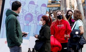 Un grupos de personas hacen cola para recibir la vacuna en el Hospital de Sant Pau de Barcelona, ​​a 27 de diciembre de 2021.