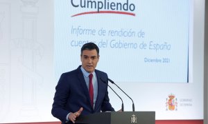 El presidente del Gobierno, Pedro Sánchez, durante la rueda de prensa de presentación del primer informe de rendición de cuentas del Ejecutivo "Cumpliendo", este miércoles 29 de diciembre en Moncloa.