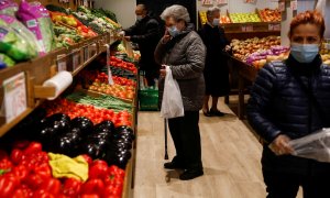 Varias personas en una frutería en Madrid. REUTERS/Susana Vera