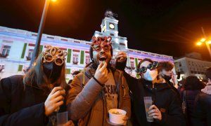 Miles de madrileños se tomaron las uvas este jueves en la madrileña Puerta del Sol en el ensayo de las tradicionales doce uvas de Nochevieja.