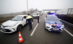 31/12/2021.- Los Mossos d,Esquadra regulan el tráfico en la autopista AP-2 a su paso por Lleida tras el accidente de tráfico múltiple ocurrido esta madrugada a la altura del municipio de Castelldans y que ha provocado dos personas muertas y ha obligado a