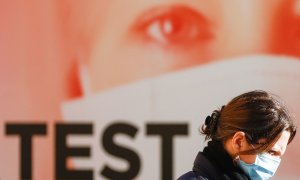 Mujer con mascarilla en París