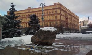 monumento a los presos del GULAG o red de campos de trabajo soviéticos, una gran roca traída del primer GULAG de la historia, el archipiélago de Solovkí, erigido frente a la sede del FSB, antiguo KGB.