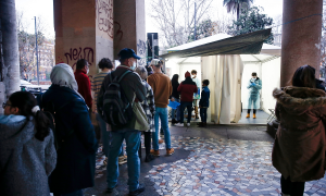 Personas hacen cola para someterse a pruebas de PCR del coronavirus (Covid-19) en una farmacia, a 28 de diciembre, en Roma, Italia.