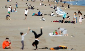 Vista general de la playa de la Malvarrosa en València, al principio de este inusual calor para finales de diciembre y principios de enero..