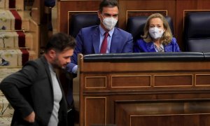 28/12/2021.- El portavoz de ERC, Gabriel Rufián, pasa ante el presidente del Gobierno, Pedro Sánchez, y la vicepresidenta primera, Nadia Calviño, durante el último pleno del año. EFE/Fernando Alvarado