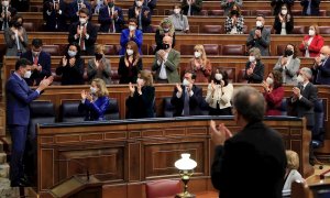 28/12/2021.- El presidente del Gobierno, Pedro Sánchez (i), recibe los aplausos de los miembros del Gobierno y de la bancada socialista tras la aprobación este martes de manera definitiva de los Presupuestos de 2022, los segundos del Gobierno de coalición