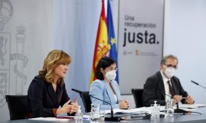 Los ministros de Sanidad, Carolina Darias (c); de Educación, Pilar Alegría (i), y de Universidades, Joan Subirats (d), durante la rueda de prensa ofrecida al término del Consejo de ministros, este martes en Moncloa.