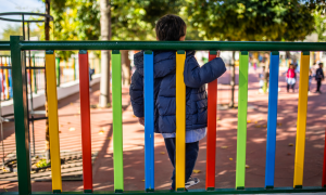 Un niño en el patio de un colegio