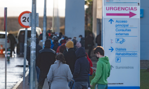 Varias personas esperan la cola para hacerse test Covid-19 en el Hospital Infanta Sofía, a 27 de diciembre de 2021, en San Sebastián de los Reyes, Madrid,