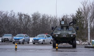 Un agente de la ley kazajo es visto en un vehículo blindado en un puesto de control en Nursultan.